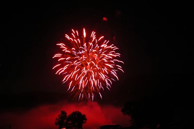 Fireworks Desktop Wallpapers 1600 X 1200 1280 X 1024 Kicking ...