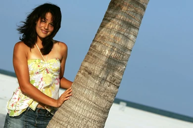 Ana Ivanovic In Yellow/White Outfit On Beach Desktop Wallpapers ...