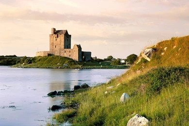 2 Dunguaire_Castle_Kinvara_Ireland.jpg