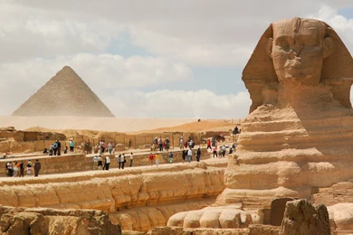 File:Great Sphinx Of Giza (foreground) Pyramid Of Menkaure ...