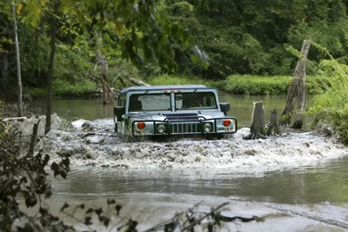 2004 Hummer H1   Moving Through Water 1   1600x1200   Wallpapers