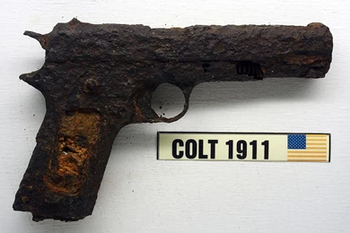 File:Colt 1911, Musée Somme 1916, Pic 033.JPG   Wikimedia Commons