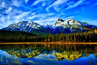 HD Stunning Mountain Lake Wallpapers And Photos