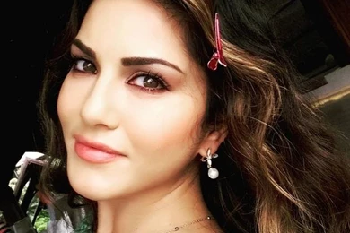 WOW   Pretty Girl Sunny Leone Took A Selfie