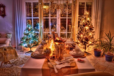 CHRISTMAS AT HOME WALLPAPER   (