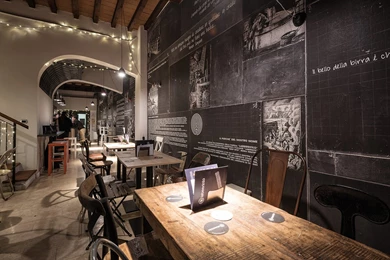 Labeerinto: Customized Wallpapers For The Pub In Modena