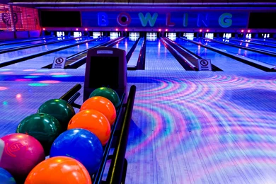 Download Wallpapers 3840x2400 Club, Bowling, Balls Ultra HD 4K HD ...