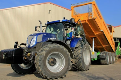Loading Onions With Many New Hollands + New Holland T7.210 Blue ...